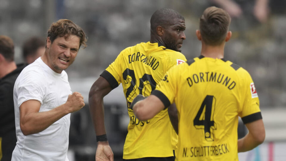 WA 48 Berlín - Futbalisti Dortmundu Anthony Modeste (uprostred), Nico Schlotterbeck (vpravo) a tréner Dortmundu Edin Terzič (vľavo) sa tešia po strelení úvodného gólu v zápase 4. kola nemeckej Bundesligy Hertha Berlín - Borussia Dortmund v Berlíne v sobotu 27. augusta 2022. FOTO TASR/AP
Dortmund's Anthony Modeste, centre, celebrates with teammate Dortmund's Nico Schlotterbeck, as Dortmund's head coach Edin Terzic gestures after Modeste scored the opening goal of the game during the German Bunde