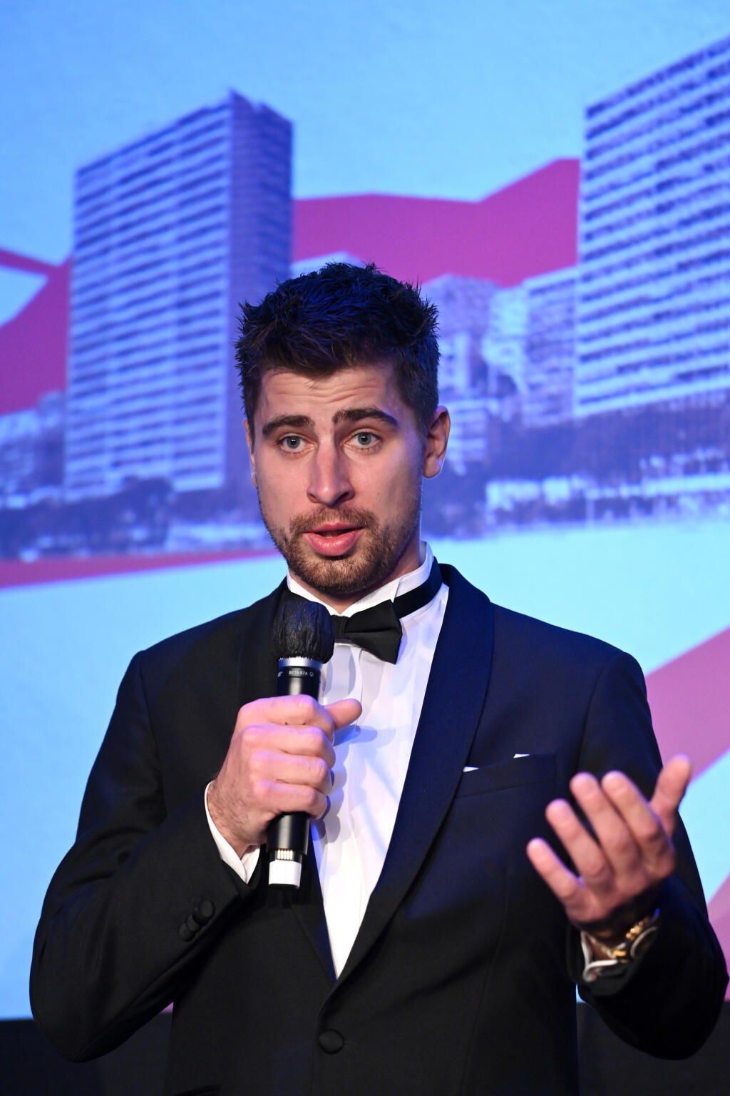 Aj Peter Sagan sa poriadne nahodil. V čiernom obleku s motýlikom rovnakej farby pripomínal agenta 007 Jamesa Bonda.