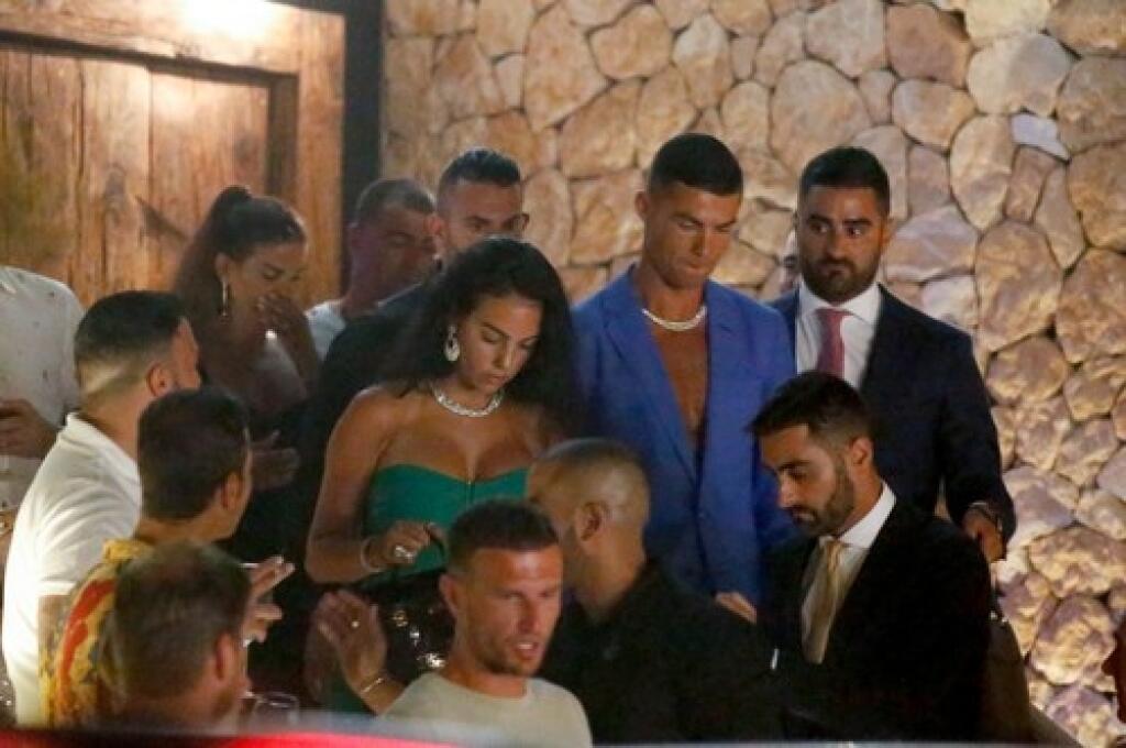 Cristiano a Georgina sa dokonca vybrali do mesta, povymetať bary na Ibize, kde na nich, samozrejme, paparazzi nezabudli.