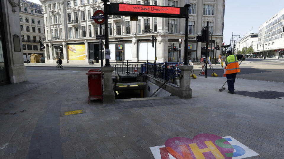 JB 29 Londýn - Nápis na vyjdrenie podpory pre zamestnancov britského Národného zdravotníckeho systému (NHS) na chodníku pred vstupom na stanicu metra Oxford Street v Londýne 7. mája 2020. Britská vláda vo štvrtok oznámila, že prehodnocuje opatrenia obmedzenia pohybu zavedené v súvislosti s pandémiou koronavírusu. Cez víkend sa očakáva oznámenie o ich zmiernení. Británia dosiaľ zaznamenala 30.076 úmrtí v dôsledku nákazy koronavírusom. Celkový počet nakazených osôb v Británii dosiahol vyše 140.000