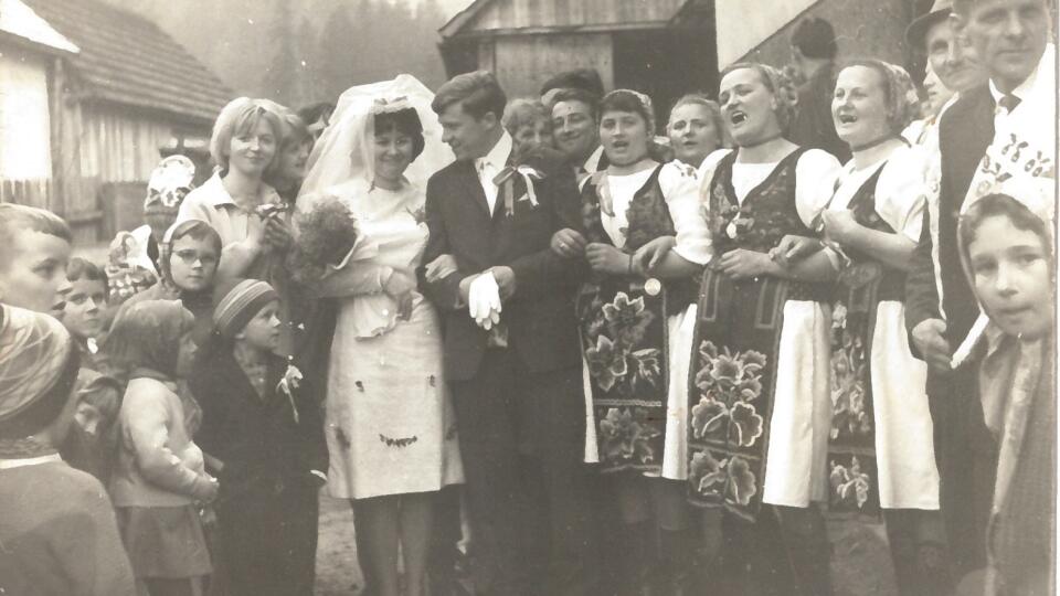 Túto krásnu fotografiu z prípravy na svadbu v roku 1959 vo Vernári nám poslala Marta Štrbianová.