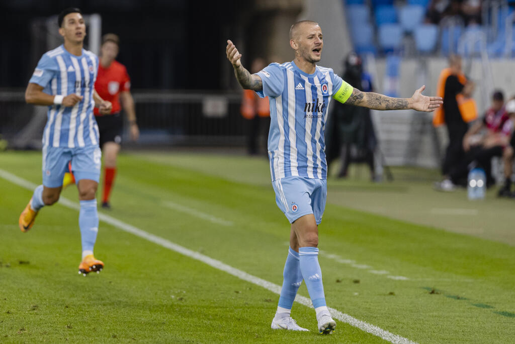 Na snímke Vladimír Weiss v roli kapitána počas prvého zápasu prvého predkola UEFA Ligy Majstrov 2022/23 medzi ŠK Slovan Bratislava a FC Dinami Batumi.