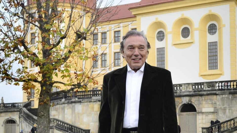 Karel Gott pred zámkom Moritzburg, kde nakrúcali rozprávku Tri oriešky pre Popolušku.