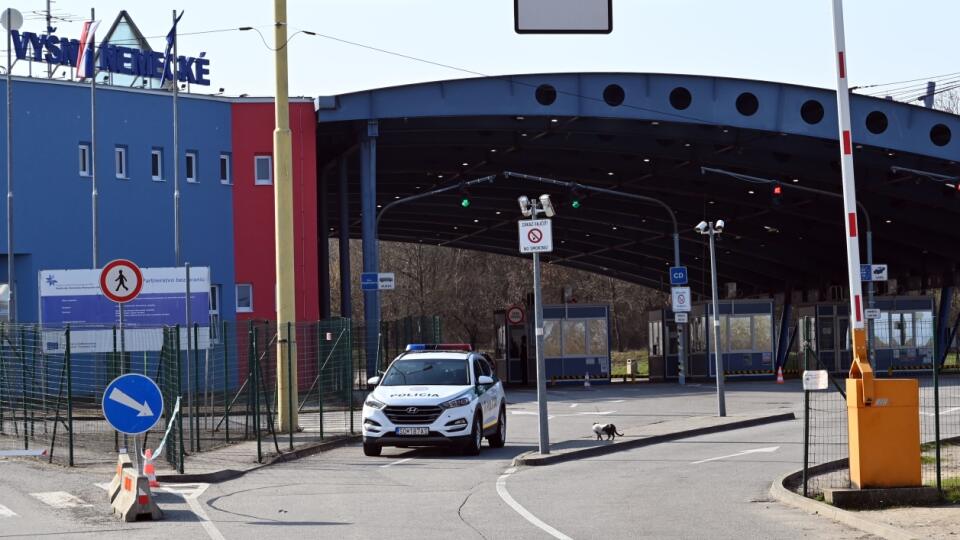 Na snímke situácia na hraničnom priechode s Ukrajinou vo Vyšnom Nemeckom 28. marca 2020. V dôsledku šírenia nového koronavírusu sa ukrajinská štátna hranica uzavrela, a to aj pre Ukrajincov, ktorí sa do 27. marca nevrátili do vlasti. V sobotu ráno ešte mohli poslední Ukrajinci prejsť pešo štátnu hranicu. FOTO TASR - Roman Hanc