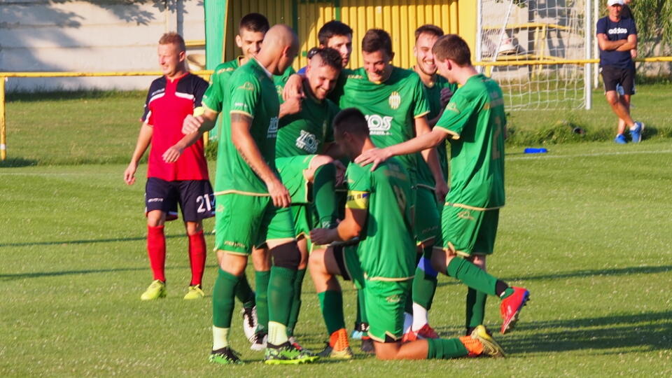 Radosť z futbalu aj z gólov sa vrátila aj na vidiecke štadióny. Čo sa týka dodržiavania opatrení, všade vládla anarchia.
