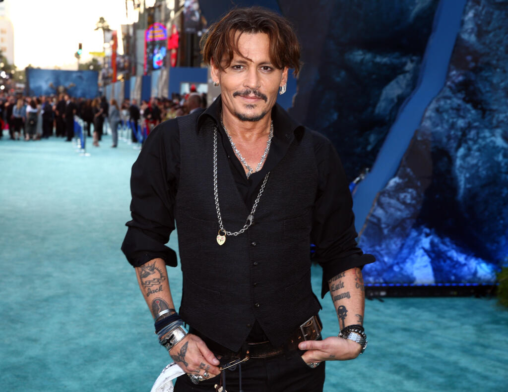 Johnny Depp (57)
Búrlivák z amerického Kentucky Johnny Depp školu zabalil už v 15-tich, aby sa vrhol na kariéru rockového muzikanta. Herectvo v tom čase bral len záložný plán, no keď v mekke hollywoodskeho filmu Los Angeles vyskúšal pár konkurzov, onedlho už hviezdil v seriáli „Jump Street 21“ či horore „Nočná mora z Elm Street“ a spoznali ho všetci.