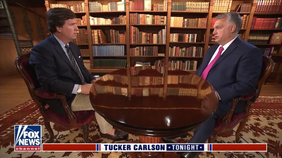 Moderátor Tucker Carlson a maďarský premiér Viktor Orbán pri interview v televízii Fox News 5.8. 2021