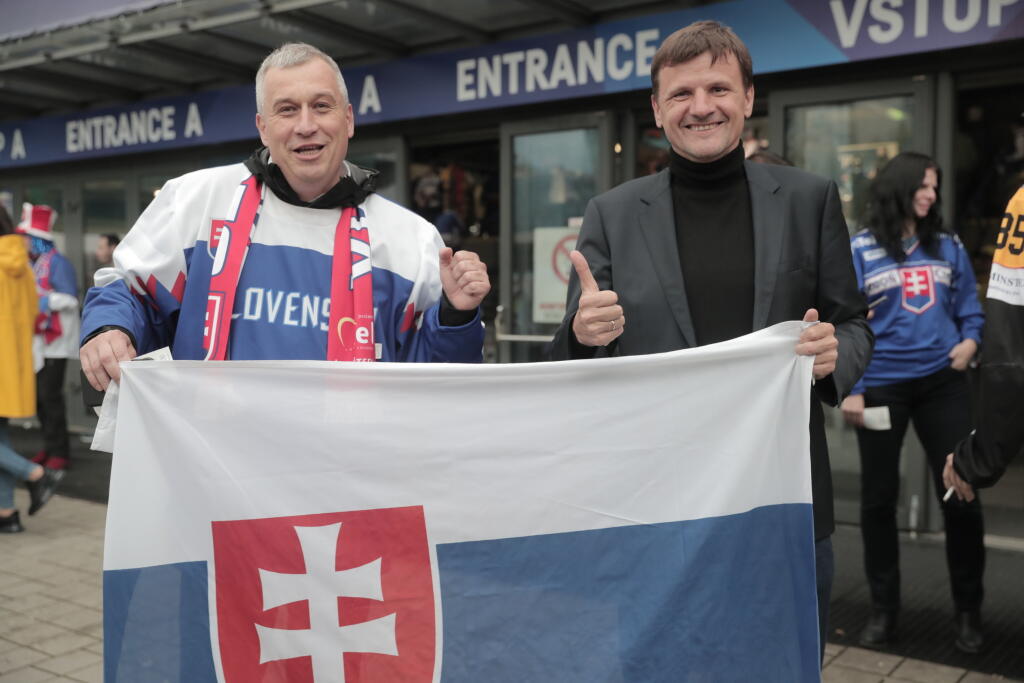 Alojz Hlina priniesol slovenským hokejistom na tribúnu zaujímavé prekvapenie: slovenskú vlajku, s ktorou fandí ako pravý fanúšik.