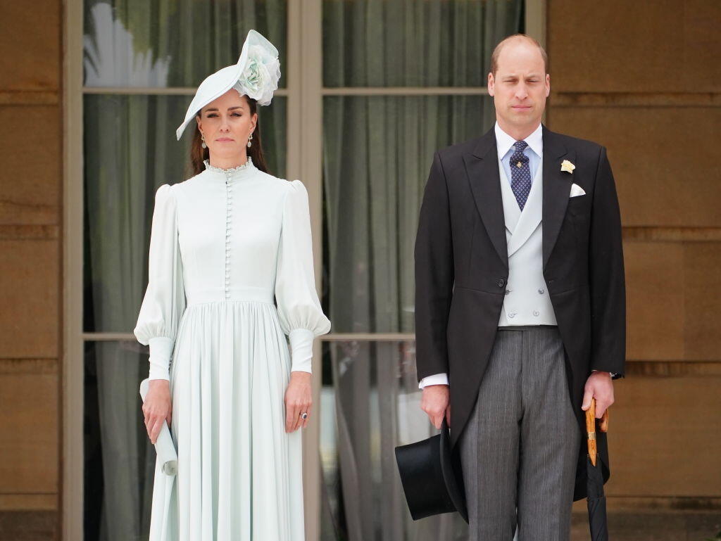 Kate a William boli hostiteľmi záhradnej slávnosti. Kate žiarila v úžasných šatách v mätovej farbe.