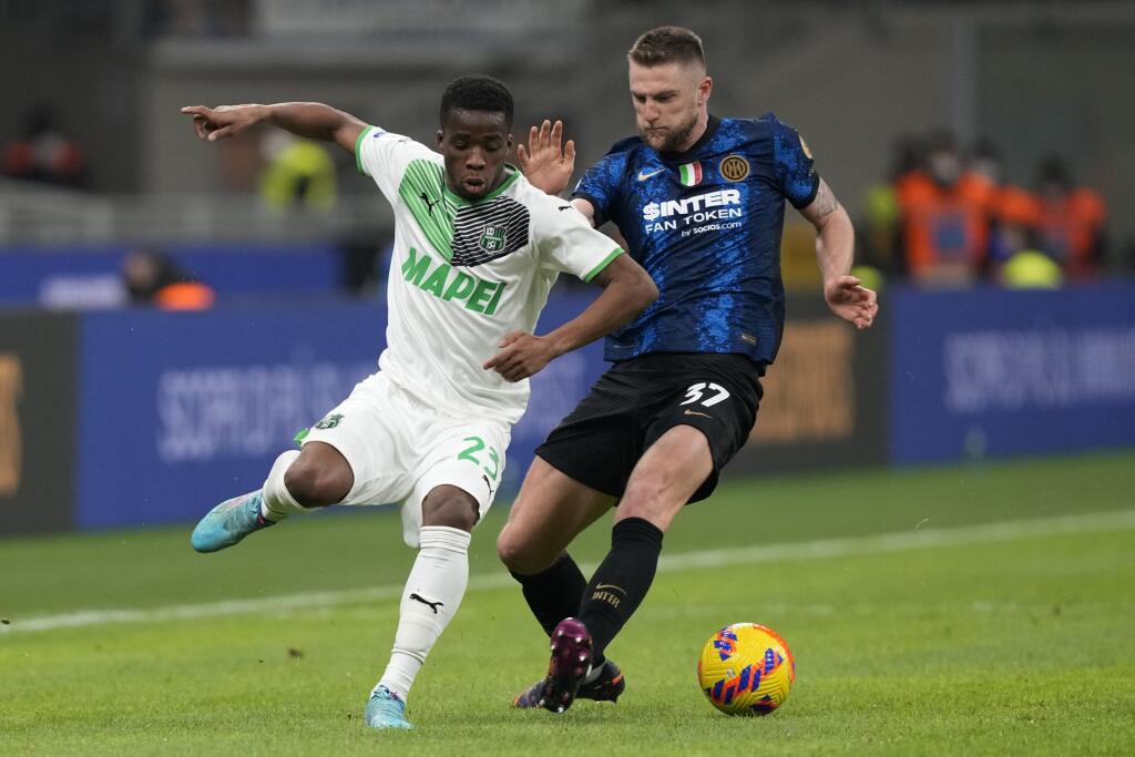 Slovenský futbalista v drese Interu Miláno Milan Škriniar (vpravo) a hráč Sassuoly Hamed Traoré (vľavo) bojujú o loptu v zápase 26. kola talianskej Serie A Inter Miláno - Sassuolo Calcio v Miláne v nedeľu 20. februára 2022.