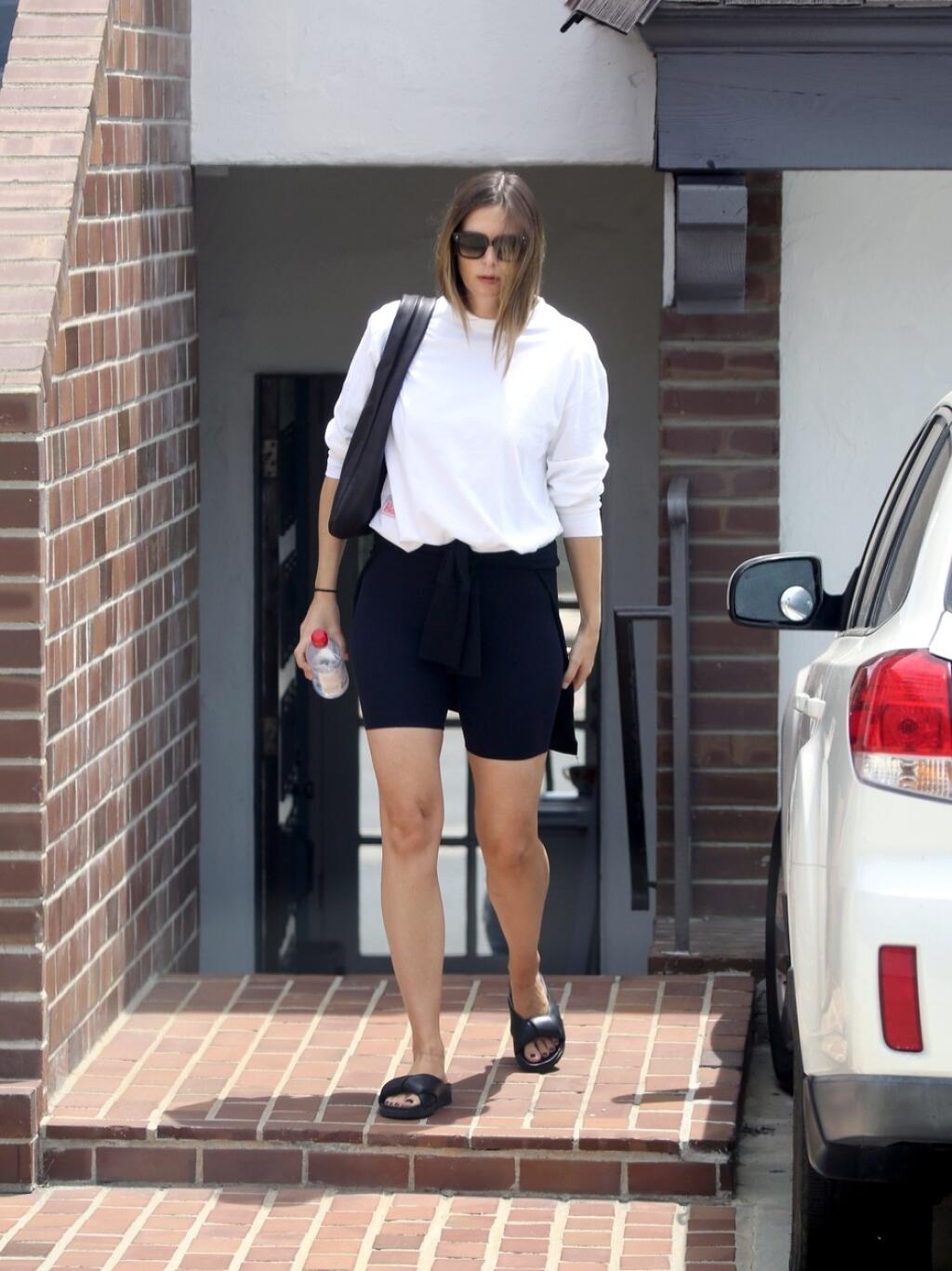 Mariu Šarapovovú zachytili paparazzi tri týždne po pôrode. Jej boky dostali pri tehotenstve zabrať.