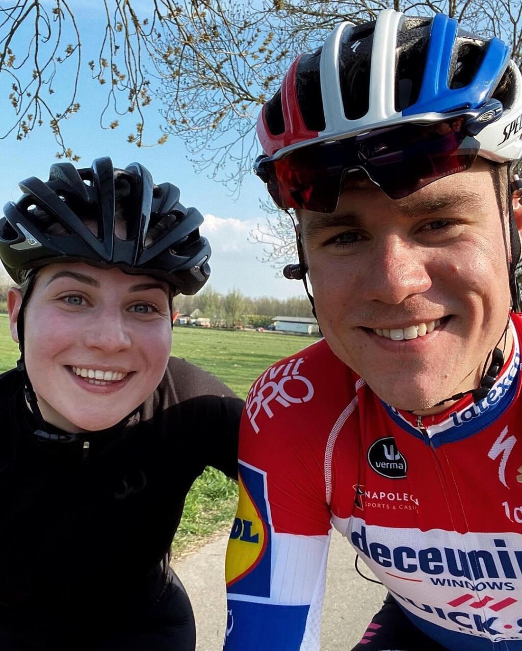 Jakobsen už opäť bicykluje, partnera mu robí aj priateľka Delore.