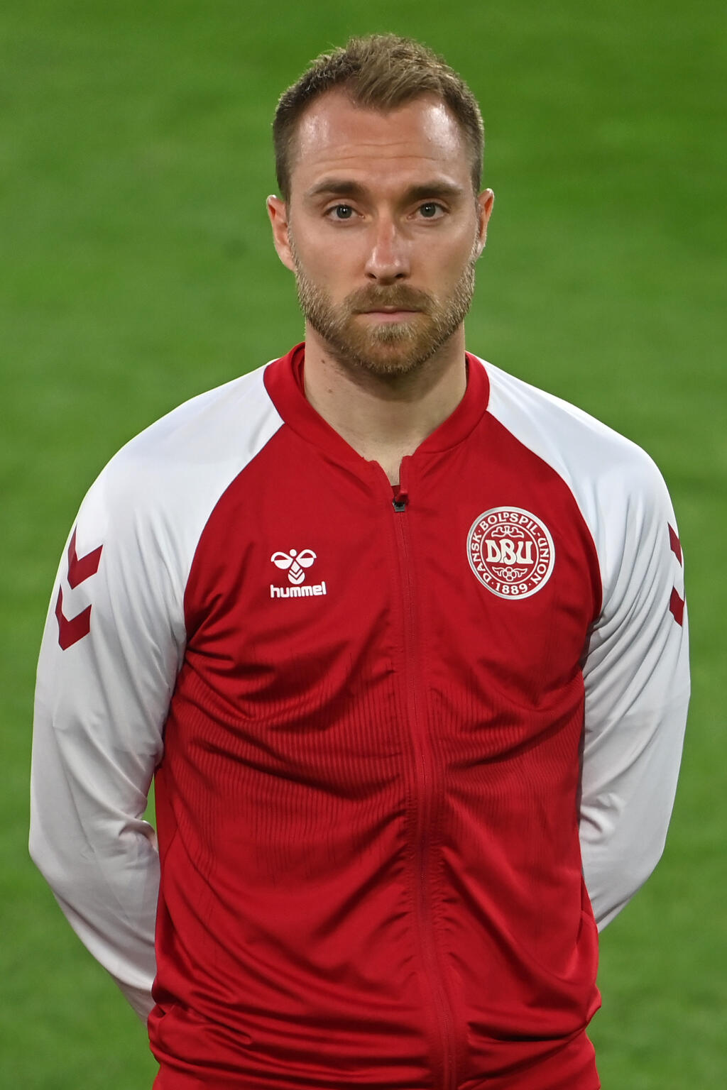 Sobotný zápas majstrovstiev Európy medzi futbalistami Dánska a Fínska v Kodani prerušili v závere prvého polčasu po kolapse domáceho hráča Christiana Eriksena.
