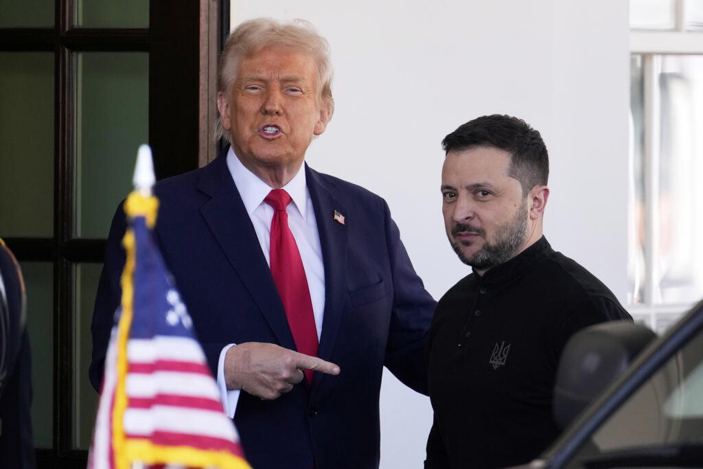 KK33 Washington - Americký prezident Donald Trump (vľavo) víta ukrajinského prezidenta Volodymyra Zelenského v Bielom dome vo Washingtone v piatok 28. februára 2025. FOTO TASR/AP
President Donald Trump welcomes Ukraine President Volodymyr Zelenskyy at the White House in Washington, Friday, Feb. 28, 2025. (AP Photo/Ben Curtis)