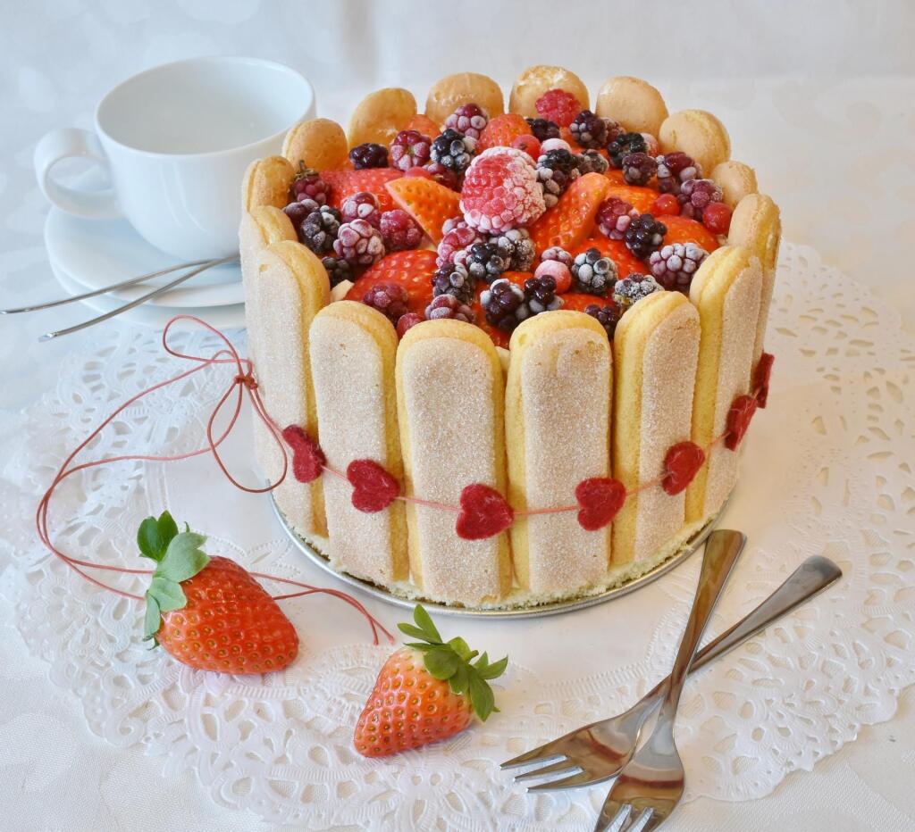 smotanovo-piškótová torta s jahodami