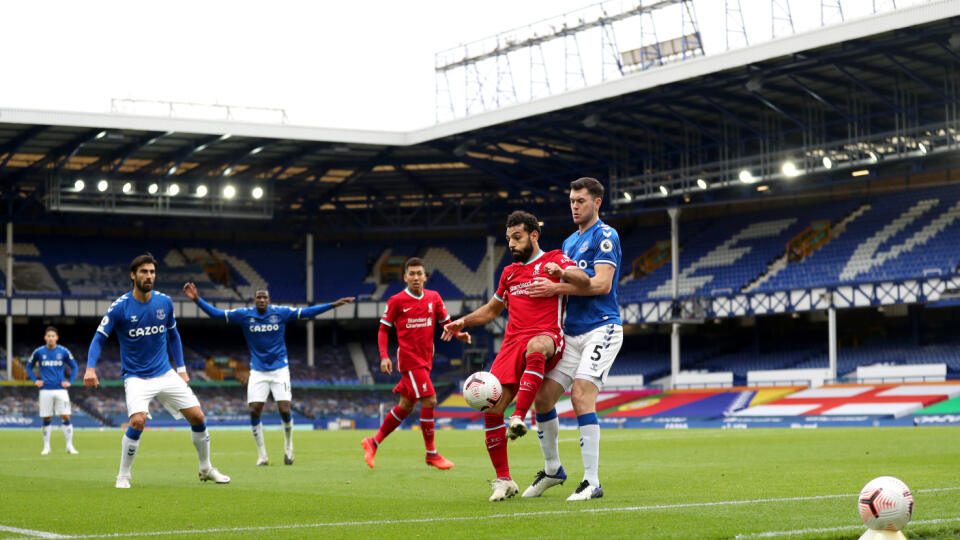 Futbalisti Evertonu stratili prvé body v novom ročníku anglickej Premier League. V sobotňajšom šlágri 5. kola remizovali na svojom štadióne Goodison Park s mestským rivalom a úradujúcim majstrom FC Liverpool 2:2. Tím talianskeho kormidelníka Carla Ancelottiho má na konte 13 bodov, o tri viac ako v neúplnej tabuľke druhý Liverpool.