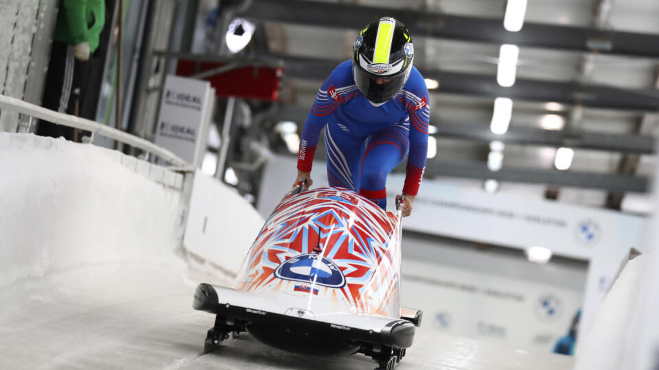 WA 57 Altenberg - Slovenská bobistka Viktória Čerňanská počas štartu jazdy monobobov žien na MS v nemeckom Altenbergu v sobotu 13. februára 2021. FOTO TASR/AP  


Slovakia's bobsleigh pilot Viktoria Cernanska at the start of the women's monobob race at the Bobsleigh and Skeleton World Championships in Altenberg, Germany, Saturday, Feb.13, 2021. (AP Photo/Matthias Schrader)