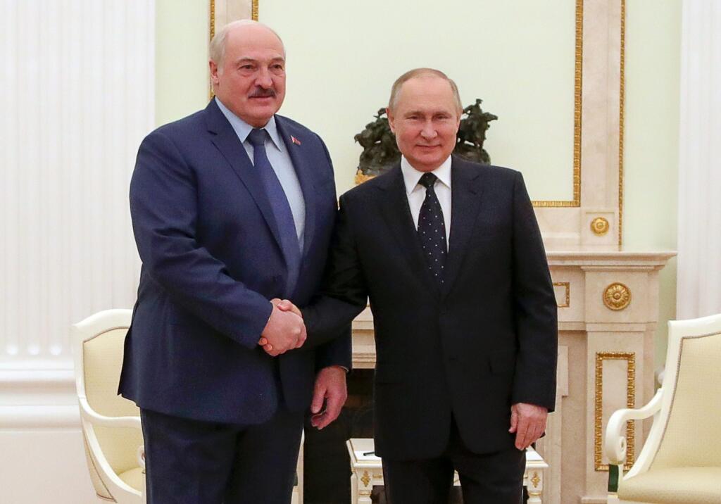 JB 42 Moskva - Ruský prezident Vladimir Putin (vpravo) si podáva ruku s bieloruským prezidentom Alexandrom Lukašenkom počas ich stretnutia v  Moskve 11. marca 2022. FOTO TASR/AP

Russian President Vladimir Putin, right, and Belarusian President Alexander Lukashenko pose for a photo during their meeting in Moscow, Russia, Friday, March 11, 2022. (Mikhail Klimentyev, Sputnik, Kremlin Pool Photo via AP)