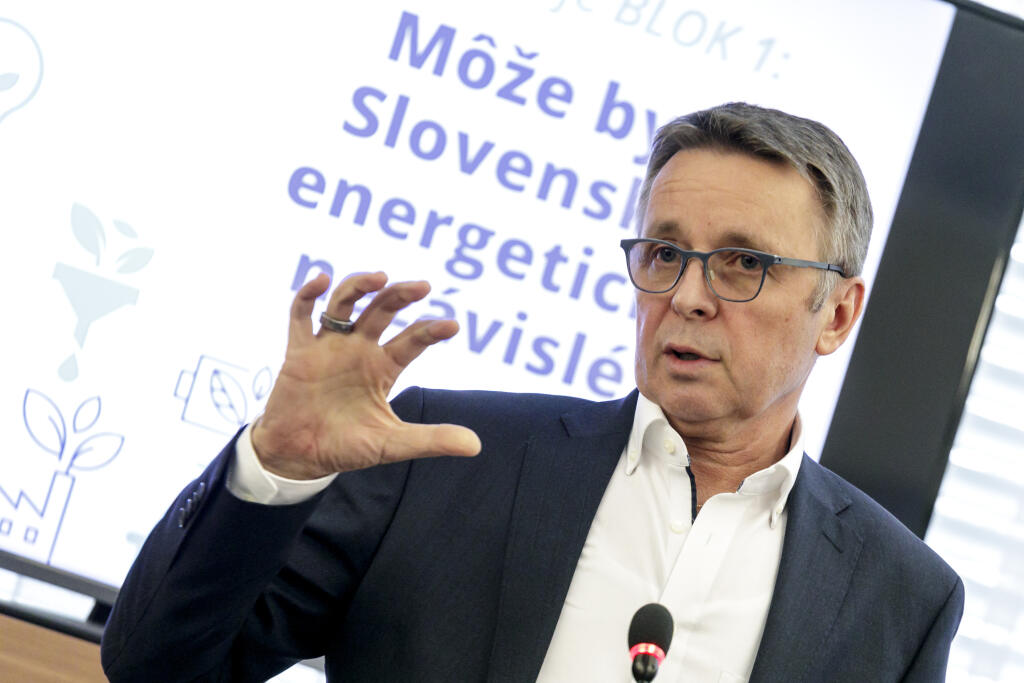 Na snímke bývalý podpredseda vlády, minister financií SR a bývalý poradca ukrajinskej vlády Ivan Mikloš počas stálej konferencie pod názvom Energeticky nezávislé Slovensko v Bratislave 4. apríla 2022. FOTO TASR – Dano Veselský