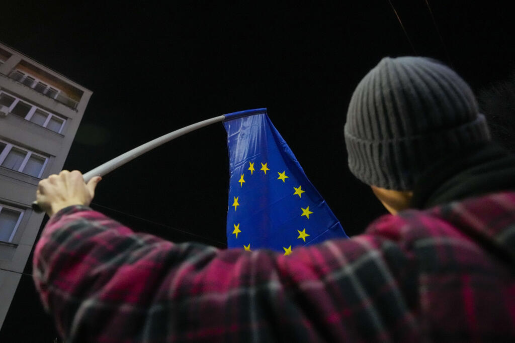 WA 33 Belehrad - Demonštrant máva vlajkou EÚ poťas protestného zhromaždenia v Belehrade v utorok 16. januára 2024. FOTO TASR/AP


A protester waves an EU flag during a rally in downtown Belgrade, Serbia, Tuesday, Jan. 16, 2024. People rallied accusing the populist authorities of President Aleksandar Vucic of orchestrating a fraud during the Dec. 17 parliamentary and local election. The ruling Serbian Progressive Party was declared the election winner but the main opposition alliance, Serbia Agai