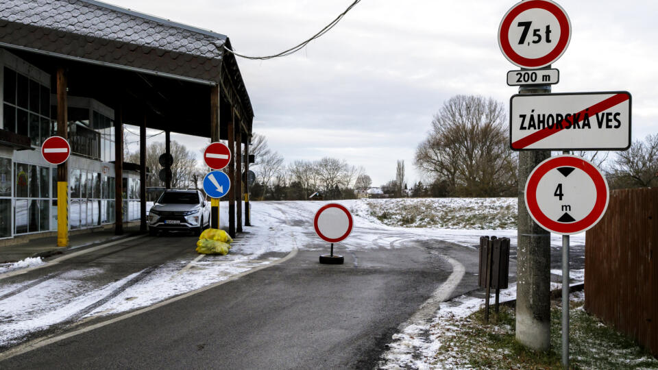 Spolkové ministerstvo vnútra Rakúska pozastaví pre situáciu v súvislosti s novým koronavírusom prevádzku na dvoch hraničných priechodoch. Opatrenie začne platiť v noci zo stredy na štvrtok (14. 1.). Ide o hraničný priechod Angern an der March - Záhorská Ves cestný/kompa (na snímke) a na Cyklomoste slobody, ktorý spája rakúsky a slovenský breh a vytvára prepojenie už existujúcich cyklotrás. V Záhorskej Vsi 14. januára 2021. FOTO TASR - Dano Veselský