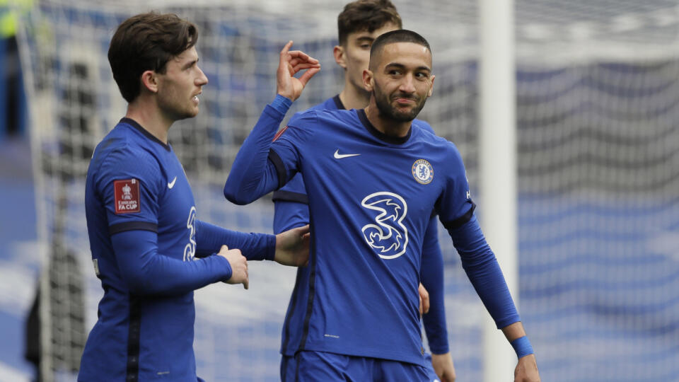 JB 101 Londýn - Hráč Chelsea Hakim Ziyech (uporstred) oslavuje so spluhráčmi druhý gól vo futbalovom zápase štvrťfinále Pohára FA Chelsea Londýn - Sheffield United v Londýne 21. marca 2021. FOTO TASR/AP
Chelsea's Hakim Ziyech, center, celebrates after scoring his side's second goal during the English FA Cup quarterfinal soccer match between Chelsea and Sheffield United at the Stamford Bridge stadium in London, Sunday, March 21, 2021. (AP Photo/Kirsty Wigglesworth)