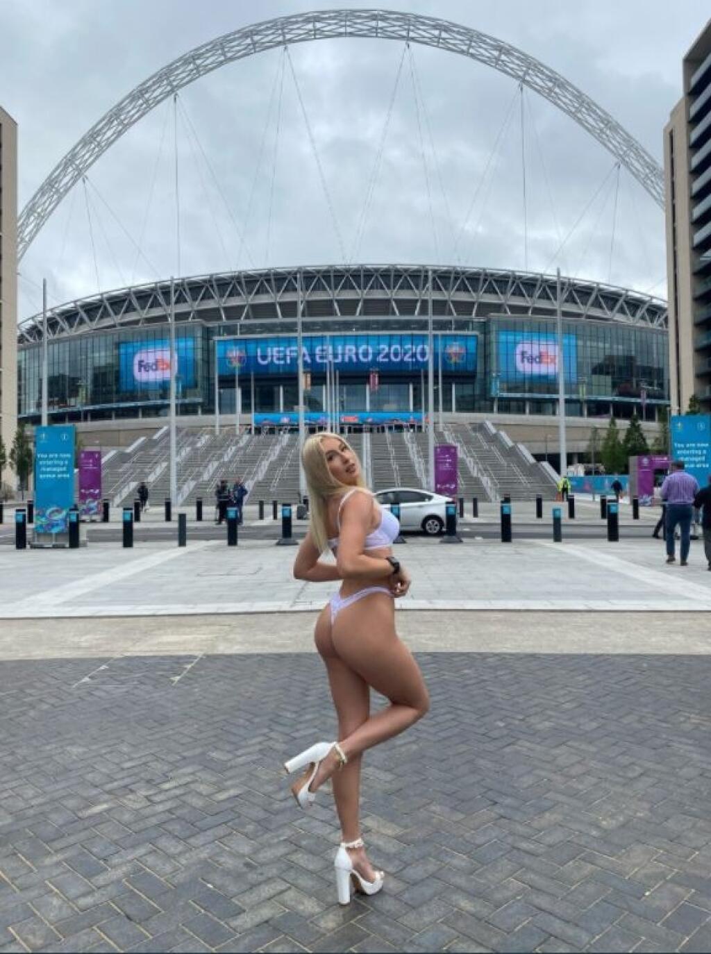Astrid potešila Angličanov aj takýmto záberom. Deň po zápase pridala obnažené fotky spred štadióna Wembley.