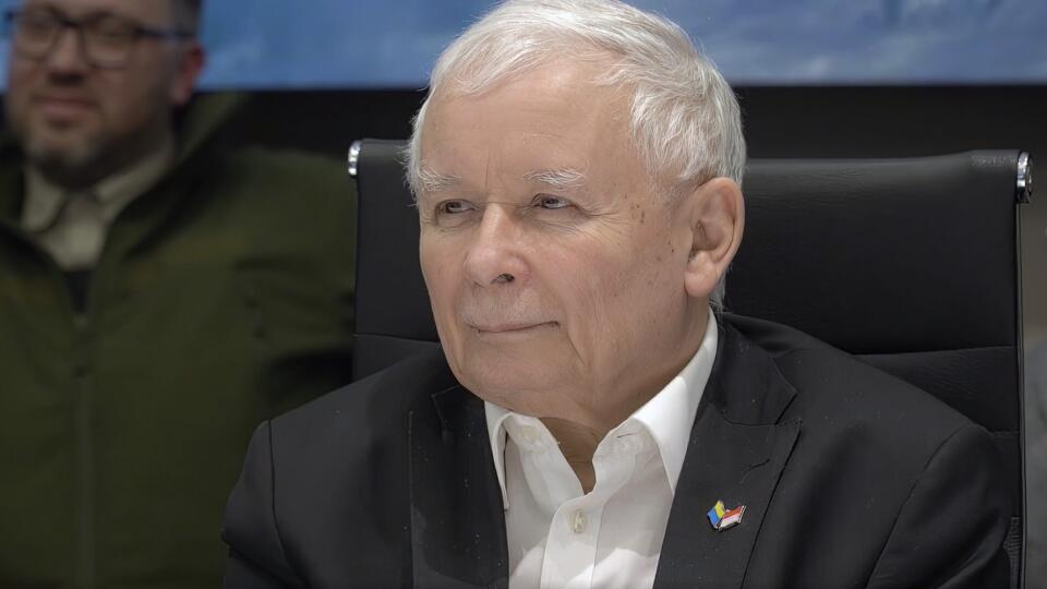 KK7 Kyjev - Na videosnímke poľský vicepremiér Jaroslaw Kaczynski počas stretnutia s ukrajinským prezidentom Volodymyrom Zelenským, slovinským premiérom Janezom Janšom, českým premiérom Petrom Fialom, poľským premiérom Mateuszom Morawieckým 15. marca 2022 v Kyjeve. Ukrajinský prezident Volodymyr Zelenskyj v utorok večer na sociálnej sieti Telegram zverejnil zábery z rokovania s premiérmi Česka, Poľska a Slovinska. Petr Fiala, Mateusz Morawiecki a Janez Janša pricestovali do Kyjeva v utorok večer
