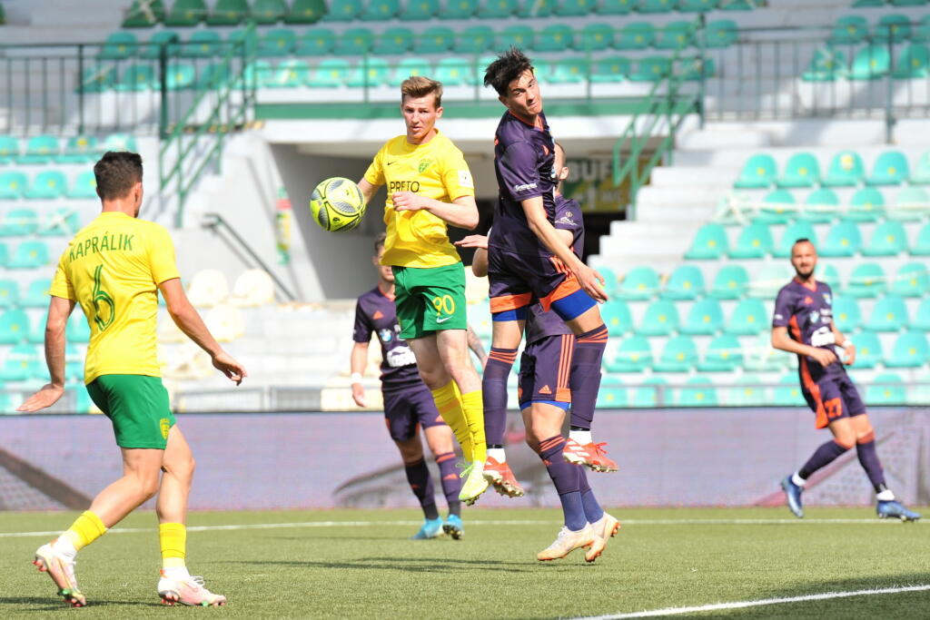 Na snímke zľava Adrián Kaprálik, Dawid Kurminowski (obaja Žilina) a Samuel Magda (Košice) v odvete semifinále Slovenského pohára – Slovnaft Cupu vo futbale MŠK Žilina - FC Košice v Žiline 4. mája 2021. FOTO TASR - Erika Ďurčová