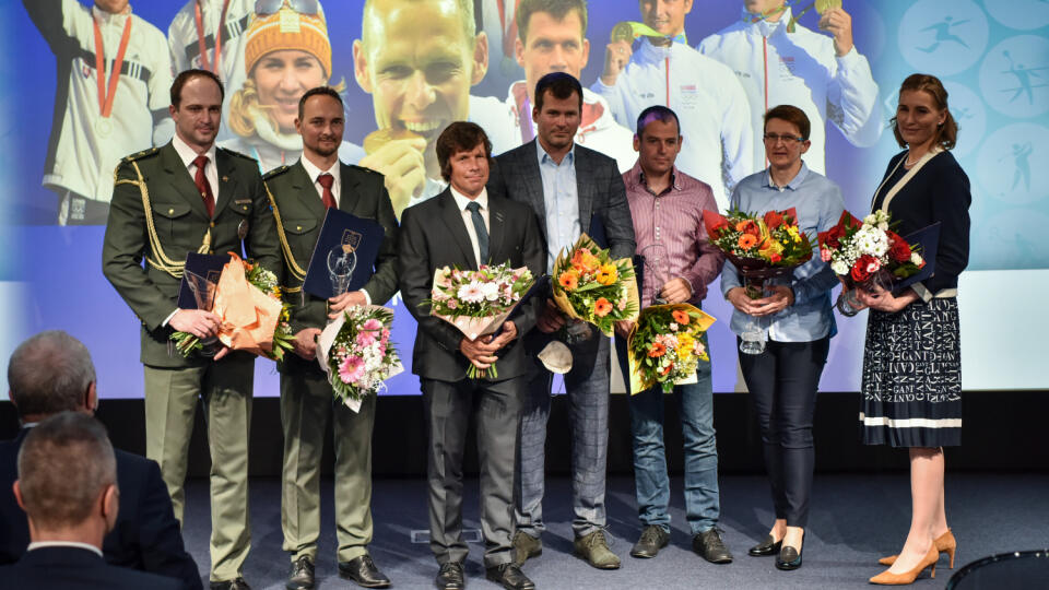 Na snímke v pozadí zľava slovenskí vodní slalomári bratia Ladislav Škantár a Peter Škantár, slovenský vodný slalomár Michal Martikán, slovenskí vodní slalomári - bratia Peter Hochschorner a Pavol Hochschorner, slovenská vodná slalomárka Elena Kaliská, slovenská biatlonistka Anastasia Kuzminová pózujú po prevzatí titulu zaslúžilý majster športu počas slávnostného udeľovania čestných štátnych titulov v športe pre výnimočné osobnosti v priestoroch Slovenského olympijského a športového múzea v Brati