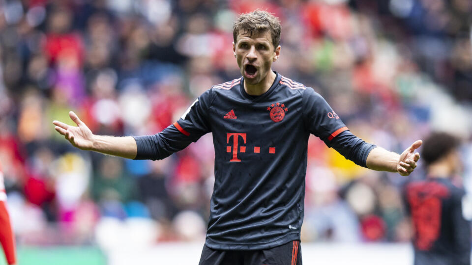 JB 4 Augsburg - Hráč Bayernu Thomas Müller gestikuluje vo futbalovom zápase nemeckej Bundesligy FC Augsburg – Bayern Mníchov v Augsburgu 17. septembra 2022. FOTO TASR/AP
Bayern's Thomas Mueller gestures during the German Bundesliga soccer match between FC Augsburg and FC Bayern Munich in Augsburg, Germany, Saturday, Sept. 17, 2022. (Tom Weller/dpa via AP)