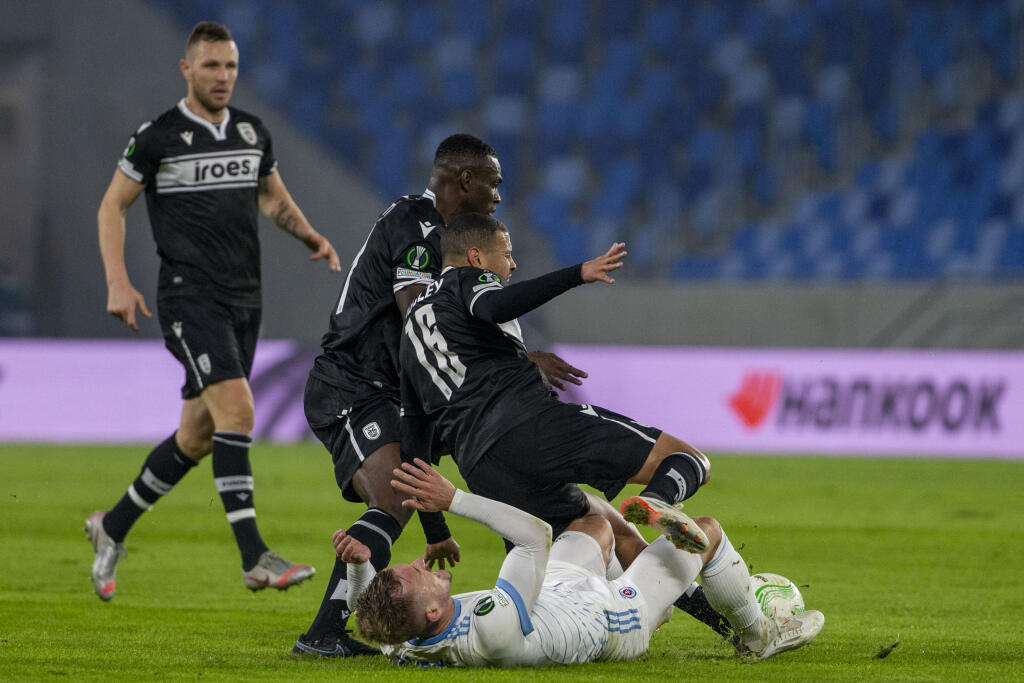 Hráčom výrazne sťažoval pohyb po ihrisku rozbitý trávnik, ktorý sa na Tehelnom poli menil len pred niekoľkými týždňami.