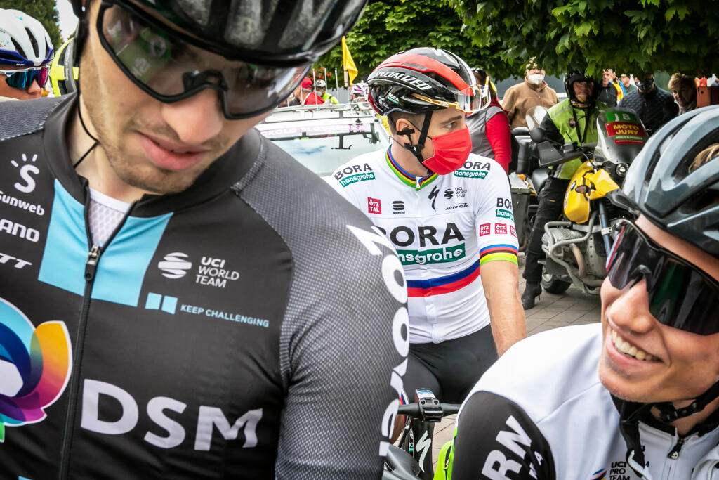 Uvidíme Tour de France opäť s prísnymi obmedzeniami? Nie je vylúčené, že nadšení fanúšikovia sa k cyklistom takto blízko nedostanú.