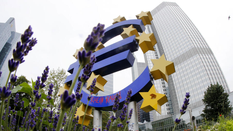 WA 24 archív Frankfurt - Na archívnej snímke z 11. júna 2013 je socha eura pred budovou Európskej centrálnej banky vo Frankfurte. Šéfovia rezortov financií krajín, v ktorých je spoločná európska mena, vo štvrtok 19. júna 2014 podporili v Luxembursku rozšírenie eurozóny o Litvu od začiatku roku 2015. FOTO TASR /AP
FILE - In this June 11, 2013 file photo the euro sculpture stands in front of the European Central Bank, ECB, in Frankfurt, Germany. Lithuania welcomed a preliminary decision Wednesda