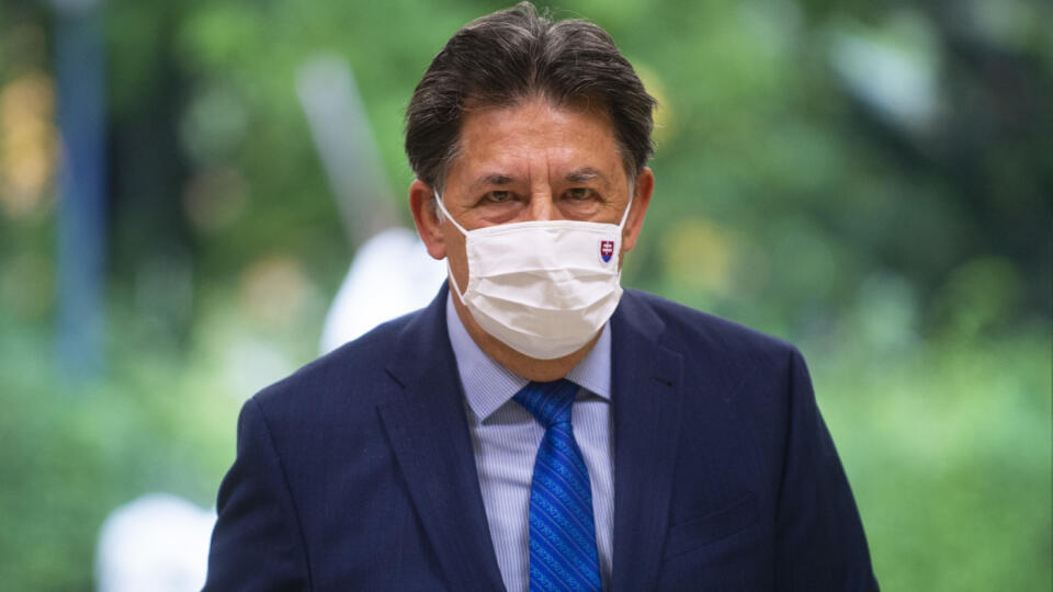 Na snímke minister životného prostredia SR Ján Budaj (OĽaNO) prichádza na rokovanie 42. schôdze vlády SR 12. októbra 2020 v Bratislave. FOTO TASR - Jakub Kotian