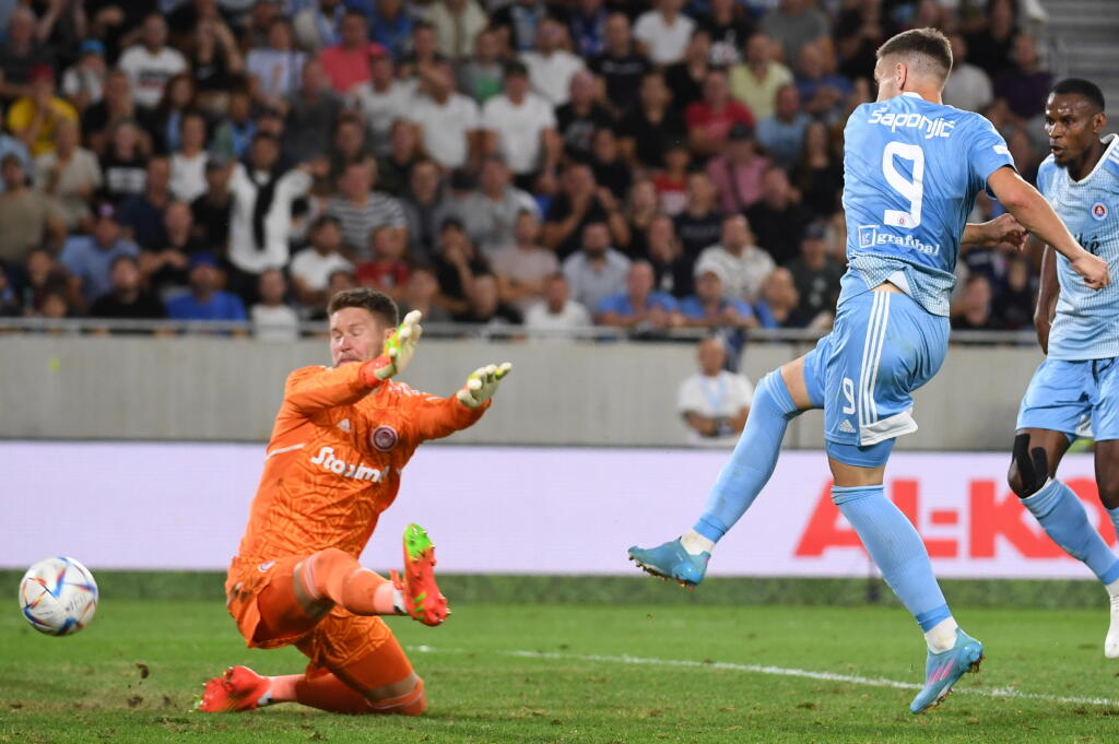 Na snímke neuznaný gól Ivana Šaponjiča (Slovan) počas odvetného zápasu 3. predkola Európskej ligy medzi ŠK Slovan Bratislava - FC Olympiakos Pireus 11. augusta 2022 v Bratislave. FOTO TASR - Martin Baumann