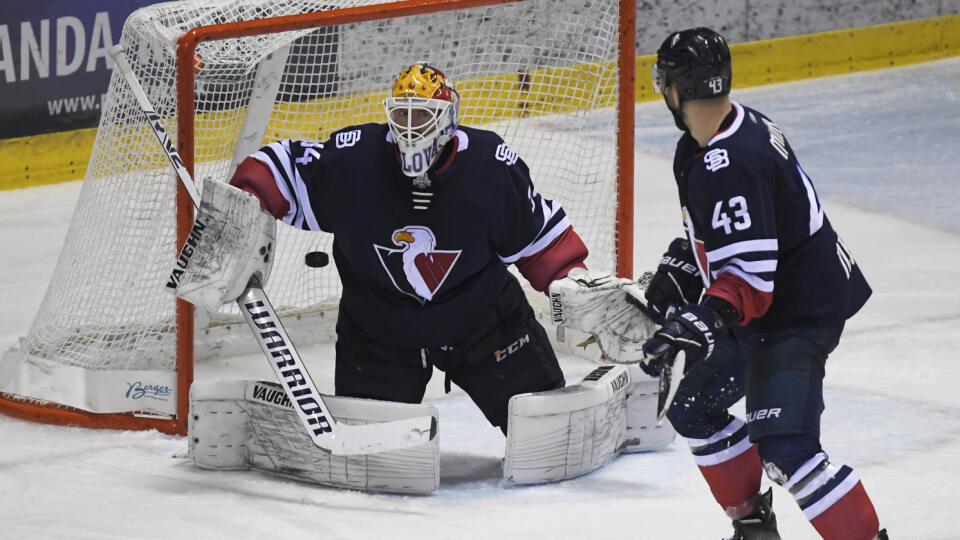 Na snímke vľavo brankár Jared Coreau (Slovan) inkasuje prvý gól v dohrávke 2. kola hokejovej Tipos extraligy HC Košice – HC Slovan Bratislava 29. novembra 2022 v Košiciach. FOTO TASR – František Iván