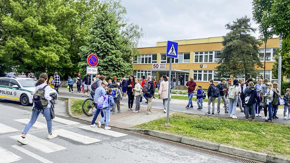 Slovenskom sa opäť raz šírili hlásenia o údajných bombových atentátoch. Začalo sa to školami, pokračovalo kostolmi a letiskami.