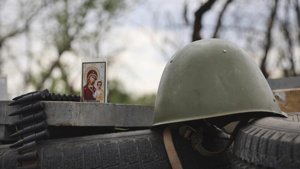 WA 22 Mariupol - Obrázok ikony sa nachádza vedľa vojenskej prilby na kontrolnom stanovišti v obliehanom prístavnom meste Mariupol na juhovýchode Ukrajiny počas 70. dňa ruskej invázie na Ukrajinu v stredu 4. mája 2022. FOTO TASR/AP
An icon stands next to a military helmet at a check point in Mariupol, in territory under the government of the Donetsk People's Republic, eastern Ukraine, Wednesday, May 4, 2022. (AP Photo/Alexei Alexandrov)