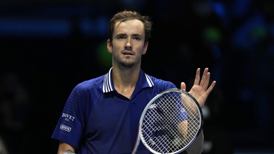 WA 52 Turín - Ruský tenista Danil Medvedev sa teší z výhry nad Nórom Casperom Ruudom v prvom semifinále mužskej dvojhry na turnaji majstrov v Turíne v sobotu 20. novembra 2021. Medvedev zvíťazil 6:4 a 6:2. Vo finále sa stretne s lepším z dvojice Novak Djokovič - Alexander Zverev. FOTO TASR/AP
Daniil Medvedev of Russia reacts after defeating Casper Ruud of Norway in their ATP World Tour Finals, singles semifinal, tennis match, at the Pala Alpitour in Turin, Italy, Saturday, Nov. 20, 2021. Medv