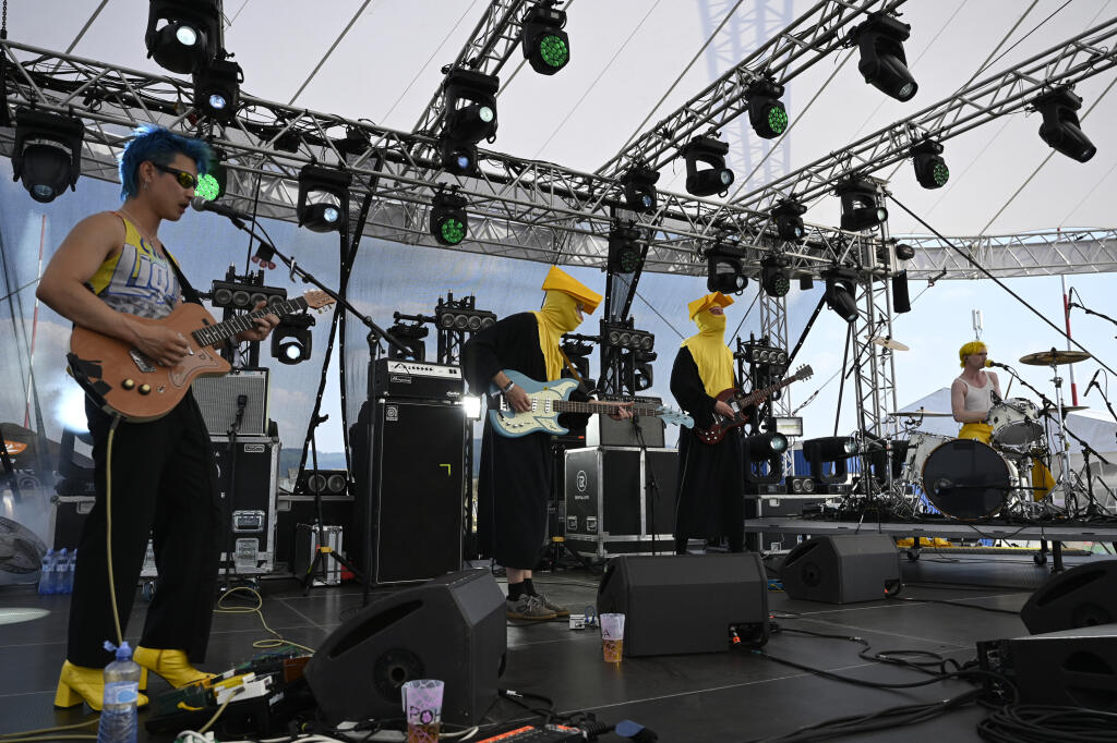 Skupina Wooze hrá počas otváracieho dňa série piatich festivalov so spoločným názvom Pohoda on the Ground, 7. júla 2021 na letisku v Trenčíne. FOTO TASR - Radovan Stoklasa