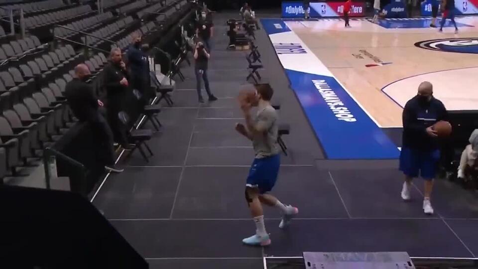 Hviezda NBA hitom internetu: Najskôr futbalové kúsky, potom kôš zo šialeného miesta