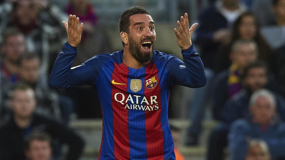 Arda Turan v akcii v drese Barcelony.