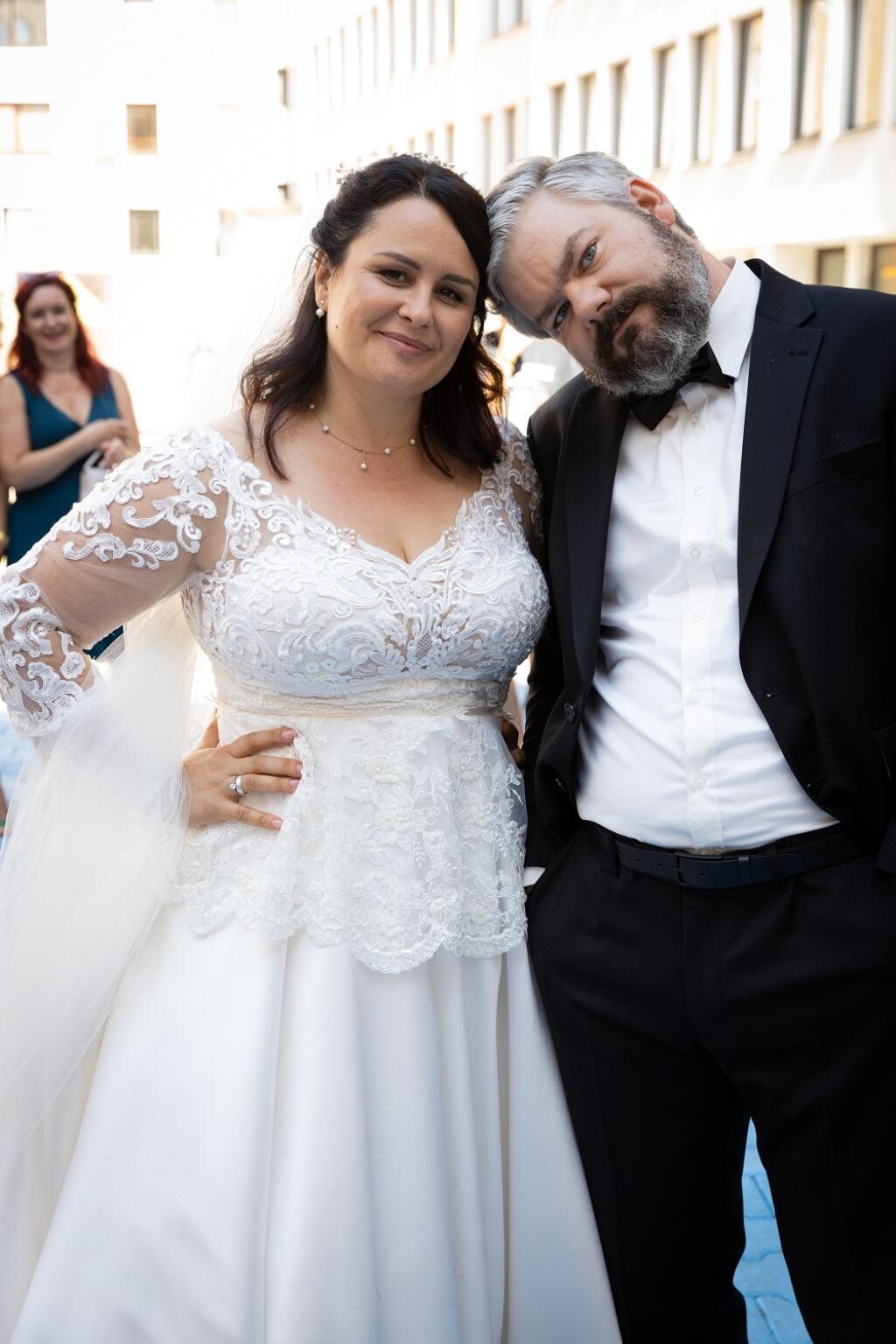Petra ako nevesta, ktorá sa vydáva za profesora, ktorého hrá Samo Trnka.