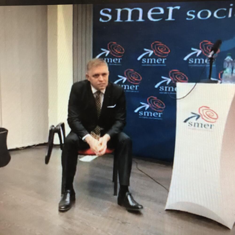 Fico si pred novinármi sadol na stoličku a snažil sa s nimi žartovať.