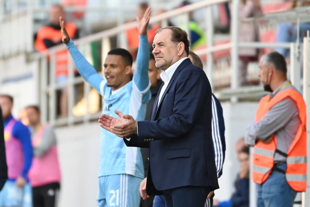 Na snímke nový tréner Slovana Vladimír Weiss st. počas zápasu 9. kola nadstavbovej časti Fortuna ligy skupiny o titul medzi FC ViOn Zlaté Moravce - ŠK Slovan Bratislava v sobotu 15. mája 2021 v Zlatých Moravciach. FOTO TASR - Lukáš Grinaj