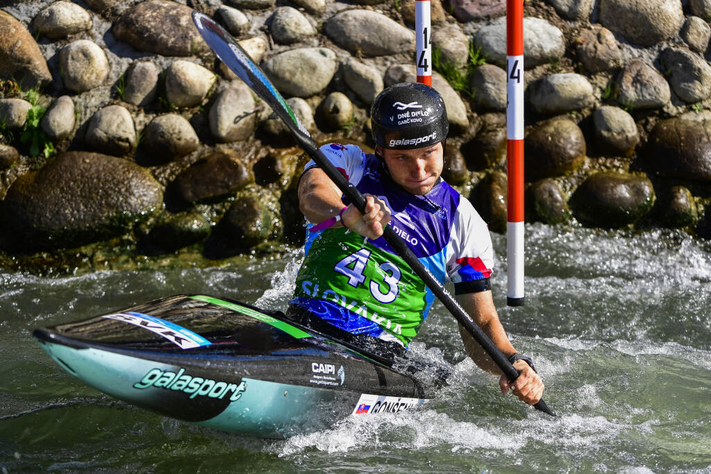 Na snímke slovenský kajakár Adam Gonšenica počas semifinále K1 mužov na majstrovstvách sveta vo vodnom slalome v Areáli vodných športov Divoká voda v bratislavskom Čunove v sobotu 25. septembra 2021. FOTO TASR - Jaroslav Novák