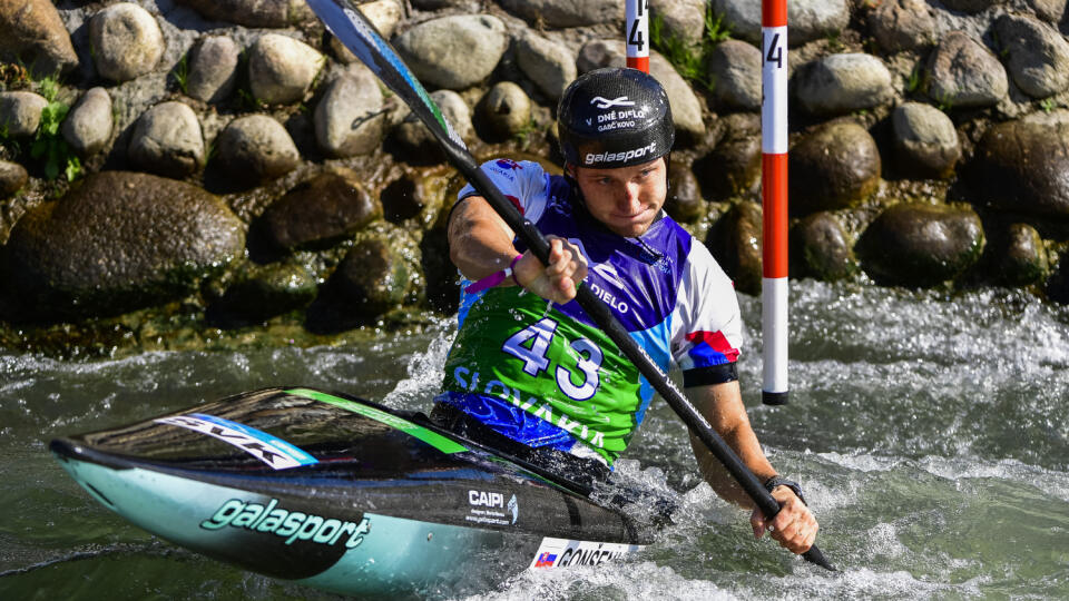 Na snímke slovenský kajakár Adam Gonšenica počas semifinále K1 mužov na majstrovstvách sveta vo vodnom slalome v Areáli vodných športov Divoká voda v bratislavskom Čunove v sobotu 25. septembra 2021. FOTO TASR - Jaroslav Novák