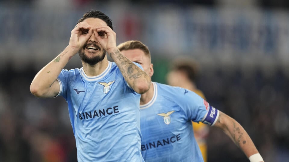 KK7 Rím - Futbalista Luis Alberto (vľavo) z Lazia sa teší z gólu v zápase 24. kola talianskej Serie A Lazio Rím - Sampdoria Janov v Ríme v pondelok 27. februára 2023. FOTO TASR/AP 

Lazio's Luis Alberto, left, celebrates after scoring his side's opening goal during a Serie A soccer match between Lazio and Sampdoria, at Rome's Olympic Stadium, Italy, Monday, Feb. 27, 2023. (AP Photo/Andrew Medichini)