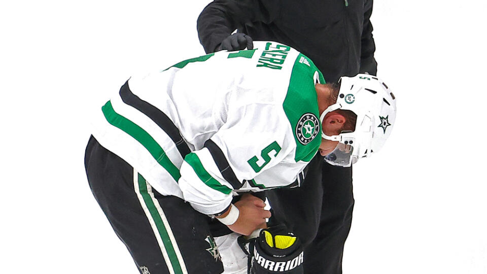 Slovenský hokejový obranca v službách Dallasu Stars Andrej Sekera utrpel menšie zranenie v nočnom zápase play off NHL proti Coloradu Avalanche.